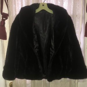 VINTAGE! BEAUTIFUL! CLASSIC! LADYLIKE!-FAUX FUR CAPELET W/2 SIDE POCKETS!